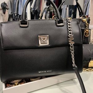 Luxury Michael Kors Black Purse.like new, used 1 time No scratches,or stains
